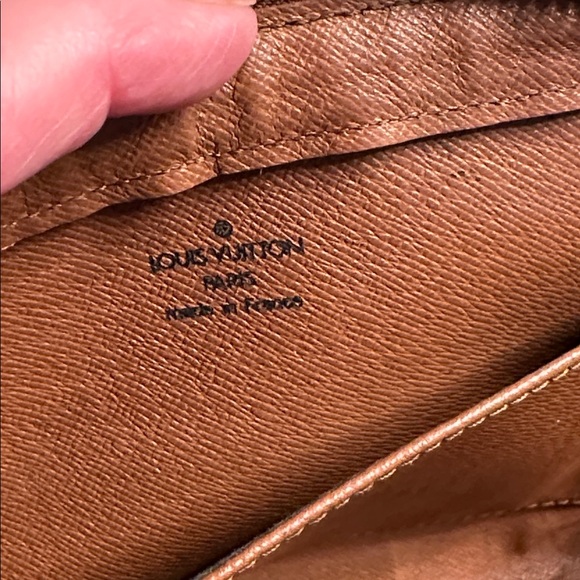 Louis Vuitton Monogram Pochette Orsay Clutch 
Date Code AR0997
9” x 7” x 2” - Picture 3 of 13